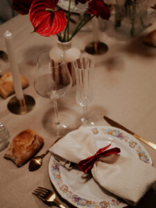 L'art de la table avce Mele Traiteur, mélange de verrerie vintage, assiettes chinées et fleurs de saison